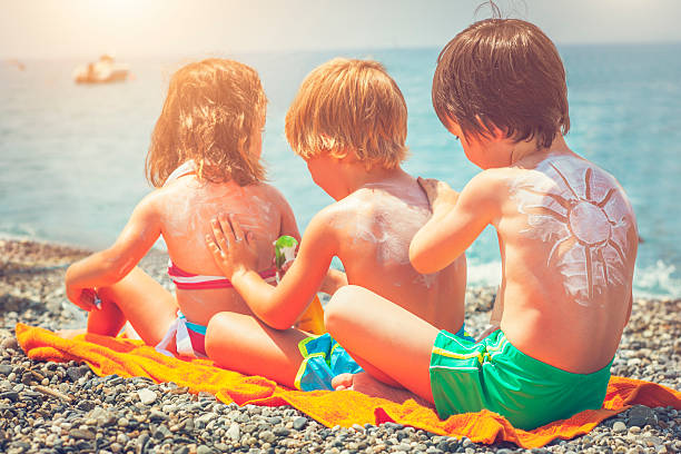 Bôi kem chống nắng là một trong những cách hiệu quả để bảo vệ da khỏi tác hại của tia UV. (Ảnh minh họa: kho ảnh iStock)